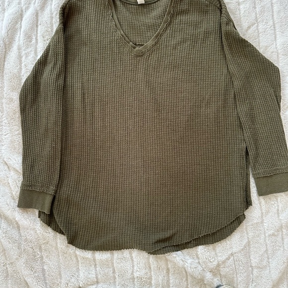 Stylish v neck waffle knit long sleeve t-shirt. Fun casual look! - Picture 2 of 4